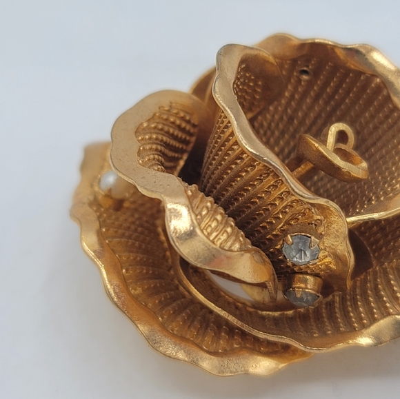 3D Rose Brooch Gold tone w/ Rhinestones & Faux Pearls Midcentury Vintage - Picture 4 of 12